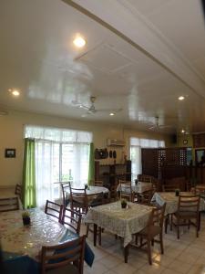 科科波Taklam Lodge And Tours的一间带桌椅的用餐室和一间房间