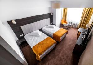 克拉约瓦欧罗佩卡酒店的一间酒店客房,房间内设有两张床