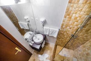 克拉约瓦欧罗佩卡酒店的一间带水槽和淋浴间的浴室