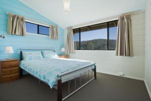 梅林布拉格兰缇斯度假屋的一间卧室设有一张床和一个大窗户