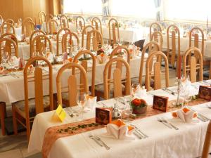莫斯堡卡拉旺肯布里克膳食公寓的一排带白色桌布的桌子