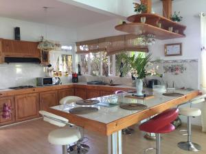 拉戈莱特Panorama Villa的厨房设有1个带酒吧凳的岛屿