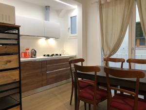 佛罗伦萨San Frediano Apartment的厨房配有桌椅和炉灶。
