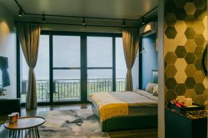 塞班塞班Skyline天一设计师酒店的一间卧室设有一张床和一个大窗户