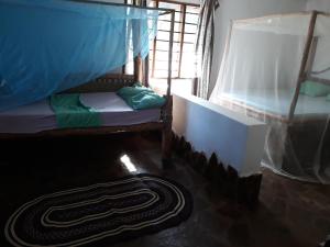 KisimachandeMango Lodge Kenya的一间设有两张双层床和地毯的房间