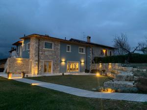 阿斯科利皮切诺Residenza Case Pacifici的院子里有灯的大石头房子