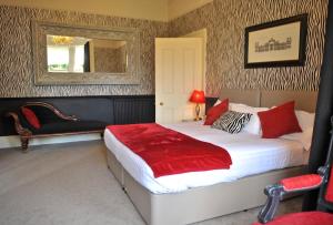 爱丁堡Braid Hills Hotel的一间卧室配有一张大床和镜子