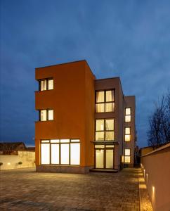 瓦拉日丁Ratkajec Luxury Apartments的砖砌的建筑,灯火通明