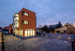 瓦拉日丁Ratkajec Luxury Apartments的一面有灯的大砖砌建筑
