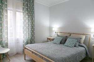 巴塞罗那布兰卡旅馆的一间卧室设有一张床和一个窗口