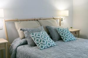 巴塞罗那布兰卡旅馆的一张带蓝色和白色枕头的床