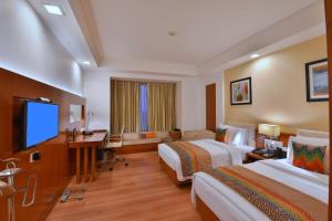 BhiwadiFortune Park Orange, Sidhrawali - Member ITC's Hotel Group的酒店客房设有两张床和一台平面电视。