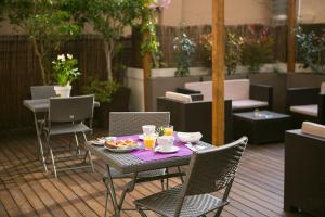 巴塞罗那布兰卡旅馆的庭院里配有桌椅和食物