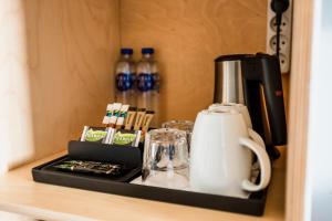 德拉厄Copenhagen Airport Hotel的一间酒店客房内的架子上的咖啡壶