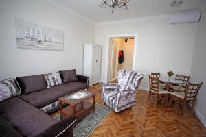 贝尔格莱德City Center Belgrade Queen Apartment Skadarlija的客厅配有沙发和桌椅