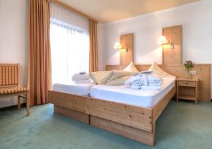圣安东阿尔贝格纳斯海纳霍夫酒店的一间卧室,卧室内配有一张大床