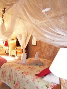 阿宰勒里多Troglodelice的一间卧室配有一张带天蓬的床