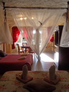 阿宰勒里多Troglodelice的一间卧室配有两张床和一张桌椅