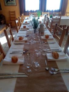 莫尔托艾斯佩斯莫图酒店的一张长桌子,上面放有盘子和酒杯