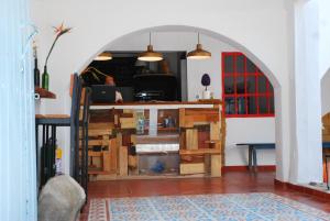 莱瓦镇Hotel Casa Boutique Villa de Leyva的带木台面拱门的房间