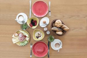 因斯布鲁克Seehof Innsbruck的餐桌上放有盘子和碗的食物