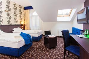 希维拉杜夫-兹德鲁伊Cottonina Hotel & Mineral SPA Resort的酒店客房设有两张床和电视。