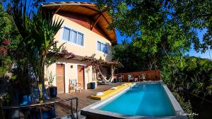 莫罗圣保罗Casa Mairy的房屋前有游泳池的房子