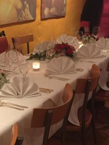 梅尔斯堡Hotel Bacchus Wine & Bites的一张桌子上放着白色桌布和鲜花