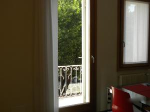 梅斯特丹汀威尼斯公寓，的开放式门,享有阳台的景色
