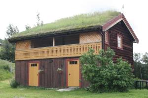 RendalenRomenstad Hytter的两扇门,带草屋顶的房子