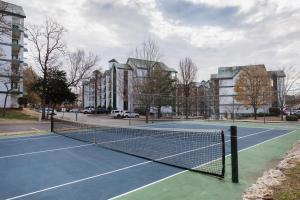 布兰森Carriage Place by Capital Vacations的大楼前的网球场上的网球网