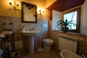 蒙蒂恰诺Camera Agata的一间带水槽、卫生间和镜子的浴室