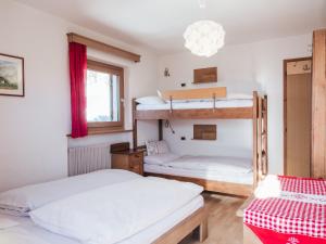 圣维吉利奥Rifugio Graziani Hütte的一间卧室设有两张双层床和一扇窗户。