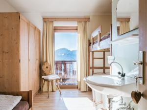 圣维吉利奥Rifugio Graziani Hütte的一间带水槽和大窗户的浴室