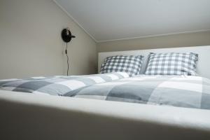 斯哈伦代克Vakantiehuizen 7Huizen aan Zee的一间卧室配有两张带 ⁇ 形枕头的床