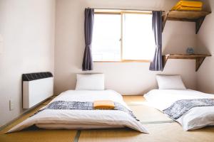 白马科尔蒂纳旅舍客房内的一张或多张床位