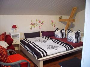 普特布斯One-Bedroom Apartment in Putbus II的一间卧室配有一张床和一张红色椅子