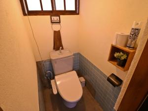 Kasaoka营地旅馆的一间铺有蓝色瓷砖的小浴室