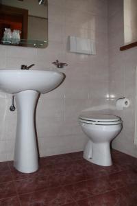 卡瓦莱塞加尼格西亚金色酒店的浴室配有白色水槽和卫生间。