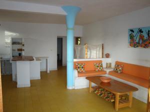 萨利波图尔科尔玛雅公寓式酒店的客厅配有沙发和桌子