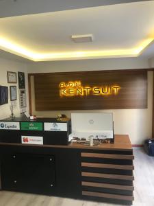 艾登Aydın Kent Suit的办公室,桌子上装有电脑