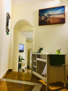 那不勒斯Napoli Storia e Mare的一间设有书桌的客房,墙上挂有绘画作品