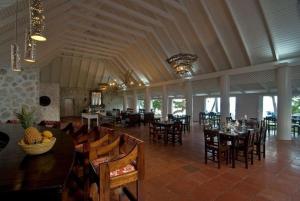 Crescent BeachSugar Reef Bequia - Adults Only的一间用餐室,内设桌椅