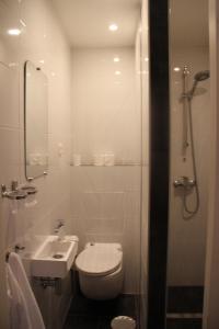 腓特烈斯贝酒店的一间浴室