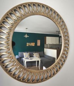 索非亚Momenti&Colori Studios的镜子反射着客厅的沙发