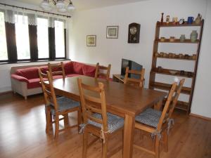 韦尔卡乌帕Holiday home in Pec pod Snezkou 2156的客厅配有木桌和椅子
