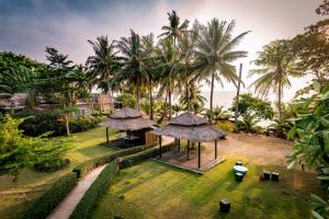 麦岛Koh Mak White Sand Beach的棕榈树度假村的空中景致