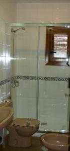 布维翁拉斯维加斯特拉萨斯德拉阿尔普哈拉乡村旅馆的一间带卫生间和玻璃淋浴间的浴室