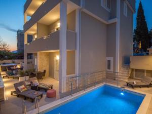 珀德垂那Apartment Villa Franko Maris的一座房子前面设有游泳池