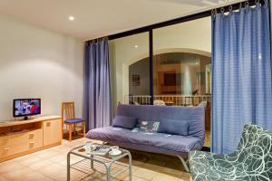 卡莱利亚德帕拉弗鲁赫尔Empordanet 2 B的客厅配有紫色沙发和椅子